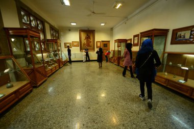 İran 'ın Haman kentindeki İbn-i Sina (Avicenna) mozolesinde mezar