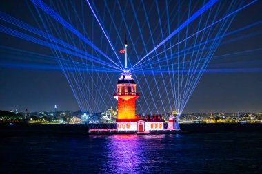 İstanbul, Türkiye 'de Bakire Kulesi. (KIZ KULESI) Bakire Kulesi yeni bir görünüme kavuştu. İstanbullar İnci Bakireler Kulesi yenilendikten sonra yeniden açıldı..