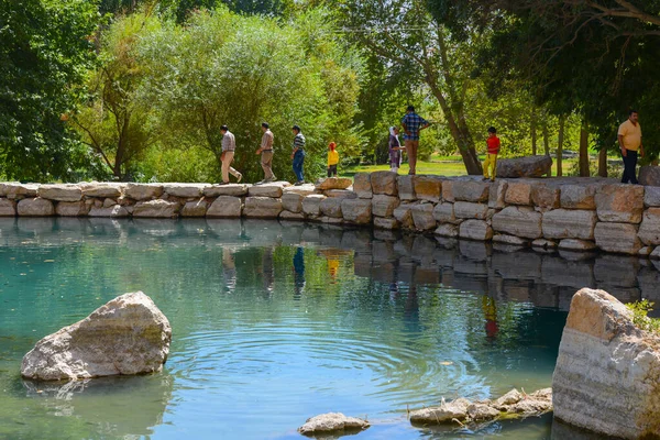 12 Ekim 2014 'te tarihi kayalık kabartmalarla Pers Vadisi' ndeki dağlar ve temiz su gölü. Kermanshah Eyaleti Bisotun, UNESCO Dünya Mirasları sitesi