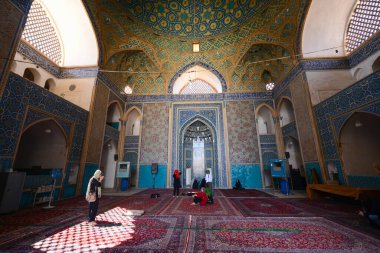 Geleneksel seramik duvar döşemesi, eski Yazd kentindeki tarihi Jameh Camii 'nin merkezi iwan..