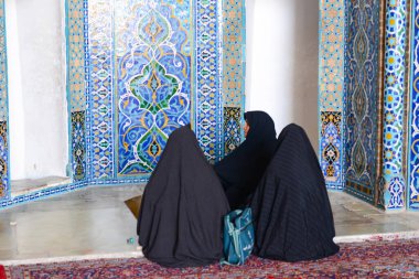 Geleneksel seramik duvar döşemesi, eski Yazd kentindeki tarihi Jameh Camii 'nin merkezi iwan..