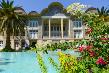 Farsça Bahçe Eram güzel pavilion, geleneksel İran çeşme sistemi ve palmiye ağaçlarında şehir Şiraz, Iran ile.
