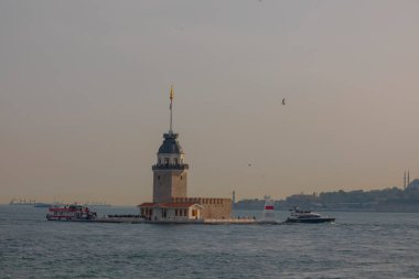 İstanbul, Türkiye 'de Bakire Kulesi. (KIZ KULESI) Bakire Kulesi yeni bir görünüme kavuştu. İstanbullar İnci Bakireler Kulesi yenilendikten sonra yeniden açıldı..