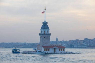 İstanbul, Türkiye 'de Bakire Kulesi. (KIZ KULESI) Bakire Kulesi yeni bir görünüme kavuştu. İstanbullar İnci Bakireler Kulesi yenilendikten sonra yeniden açıldı..