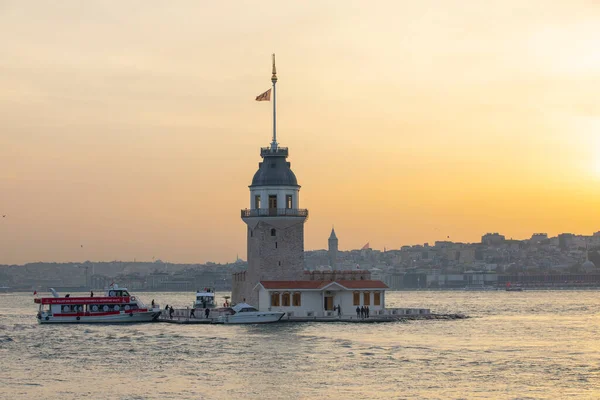 トルコのイスタンブールにある乙女の塔 Kiz Kulesi メイデンズタワーは新しい外観を得た イスタンブールパールメイデンタワーが新しく復元された後に再開しました — ストック写真