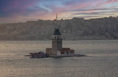 Maiden 's Tower' ın yeni versiyonu İstanbul, Türkiye. (KIZ KULESI) Yeni görünüş. İstanbullar İnci Bakireler Kulesi yenilendikten sonra yeniden açıldı..