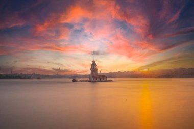 Maiden 's Tower' ın yeni versiyonu İstanbul, Türkiye. (KIZ KULESI) Yeni görünüş. İstanbullar İnci Bakireler Kulesi yenilendikten sonra yeniden açıldı..