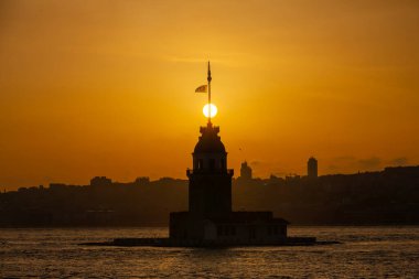 Maiden 's Tower' ın yeni versiyonu İstanbul, Türkiye. (KIZ KULESI) Yeni görünüş. İstanbullar İnci Bakireler Kulesi yenilendikten sonra yeniden açıldı..