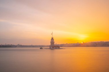 Maiden 's Tower' ın yeni versiyonu İstanbul, Türkiye. (KIZ KULESI) Yeni görünüş. İstanbullar İnci Bakireler Kulesi yenilendikten sonra yeniden açıldı..
