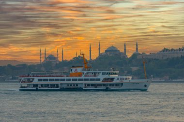 Tarihsel yarımada ve eski İstanbul feribotları, günbatımı zamanı.