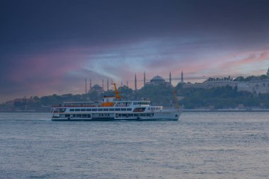 Tarihsel yarımada ve eski İstanbul feribotları, günbatımı zamanı.