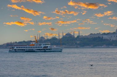 Tarihsel yarımada ve eski İstanbul feribotları, günbatımı zamanı.