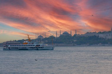 Tarihsel yarımada ve eski İstanbul feribotları, günbatımı zamanı.