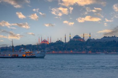 Tarihsel yarımada ve eski İstanbul feribotları, günbatımı zamanı.