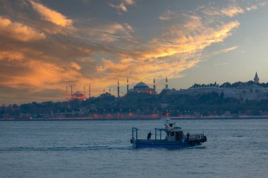 Tarihsel yarımada ve eski İstanbul feribotları, günbatımı zamanı.