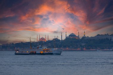 Tarihsel yarımada ve eski İstanbul feribotları, günbatımı zamanı.