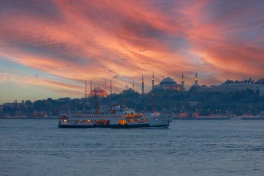 Tarihsel yarımada ve eski İstanbul feribotları, günbatımı zamanı.