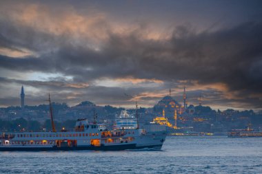 Tarihsel yarımada ve eski İstanbul feribotları, günbatımı zamanı.