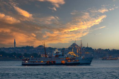 Tarihsel yarımada ve eski İstanbul feribotları, günbatımı zamanı.