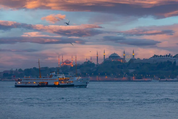 Historiska Halvön Och Gamla Istanbul Färjor Solnedgångstid — Stockfoto