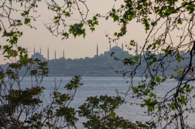 Marmara Denizi ve Mavi Cami, Ayasofya, İstanbul 'da güzel bir gün batımı
