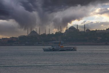 Marmara Denizi ve Mavi Cami, Ayasofya, İstanbul 'da güzel bir gün batımı