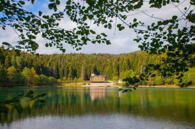 Blacklake (Karagl) Savsat, yeni restore edilen devletinde turizme çıkarıldı.