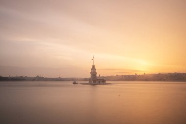 Yeni Bakirenin Kulesi, gün batımı ve sis.