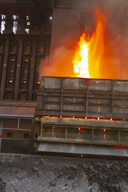 Kardemir Demir ve Çelik Fabrikası 'nın panoramik manzarası. Kokain ve metalürji fabrikasının kömür kulesi. Karabuk, Türkiye