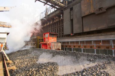 Kardemir Demir ve Çelik Fabrikası 'nın panoramik manzarası. Kokain ve metalürji fabrikasının kömür kulesi. Karabuk, Türkiye