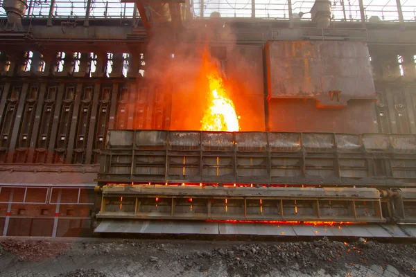 卡尔德米尔钢铁厂的全景视图 焦炭冶炼厂的煤塔 土耳其 伊斯坦布尔 — 图库照片