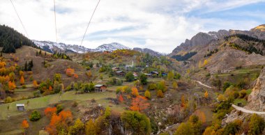 Savsat 'ta sonbahar manzarası. Artvin, Türkiye. Bazgiret Maden Köyü 'nde güzel bir sonbahar manzarası. Renkli sonbahar doğa manzarası, karlı dağlar arka planda.