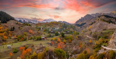 Savsat 'ta sonbahar manzarası. Artvin, Türkiye. Bazgiret Maden Köyü 'nde güzel bir sonbahar manzarası. Renkli sonbahar doğa manzarası, karlı dağlar arka planda.