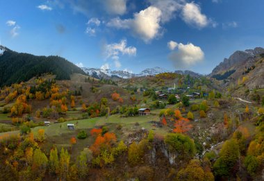 Savsat 'ta sonbahar manzarası. Artvin, Türkiye. Bazgiret Maden Köyü 'nde güzel bir sonbahar manzarası. Renkli sonbahar doğa manzarası, karlı dağlar arka planda.