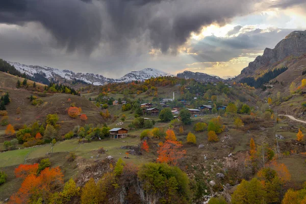 리트에서 터키의 Bazgiret Maden Village 의아름다운 눈덮인 배경으로 — 스톡 사진