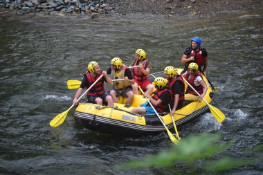 Nehir fırtınasında rafting yapan turistler (Firtina Deresi)