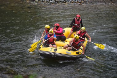 Nehir fırtınasında rafting yapan turistler (Firtina Deresi)