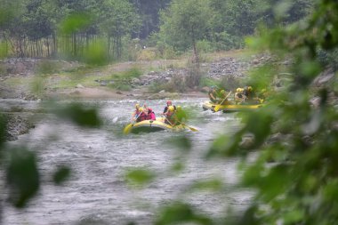 Nehir fırtınasında rafting yapan turistler (Firtina Deresi)