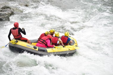 Nehir fırtınasında rafting yapan turistler (Firtina Deresi)