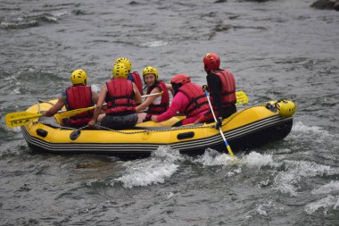 Nehir fırtınasında rafting yapan turistler (Firtina Deresi)