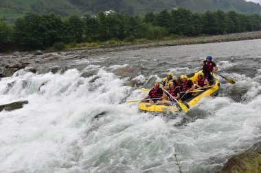 Nehir fırtınasında rafting yapan turistler (Firtina Deresi)