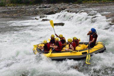 Nehir fırtınasında rafting yapan turistler (Firtina Deresi)