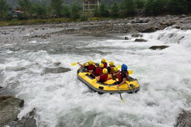 Nehir fırtınasında rafting yapan turistler (Firtina Deresi)