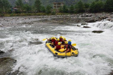 Nehir fırtınasında rafting yapan turistler (Firtina Deresi)