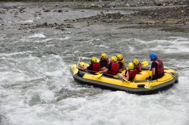 Nehir fırtınasında rafting yapan turistler (Firtina Deresi)