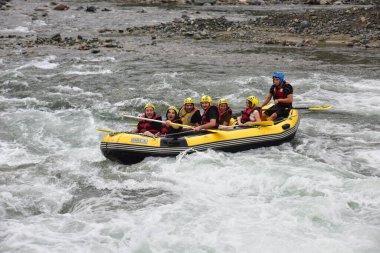 Nehir fırtınasında rafting yapan turistler (Firtina Deresi)