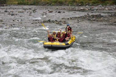 Nehir fırtınasında rafting yapan turistler (Firtina Deresi)