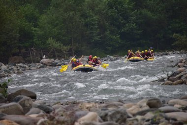 Nehir fırtınasında rafting yapan turistler (Firtina Deresi)
