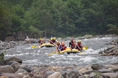 Nehir fırtınasında rafting yapan turistler (Firtina Deresi)
