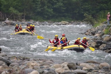 Nehir fırtınasında rafting yapan turistler (Firtina Deresi)